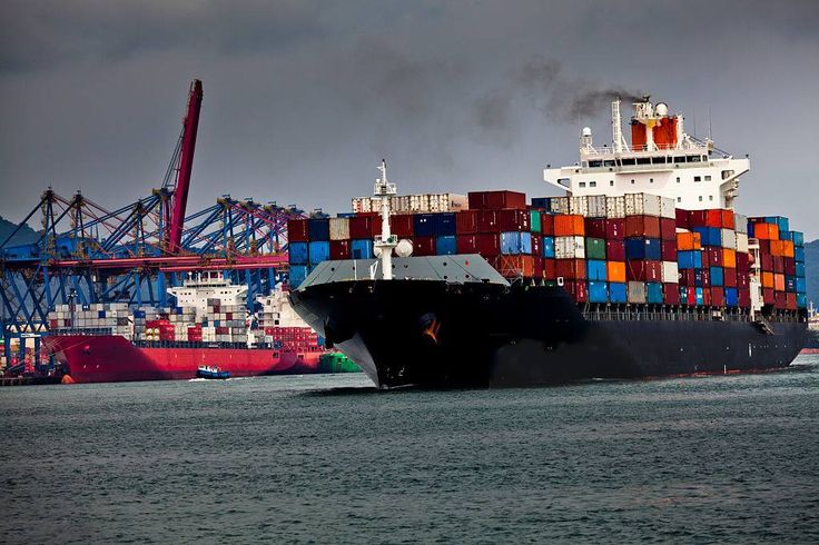 Navio porta-contentores encostado ao cais de um terminal