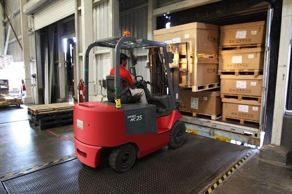 Empilhador a movimentar paletes dentro de um armazém