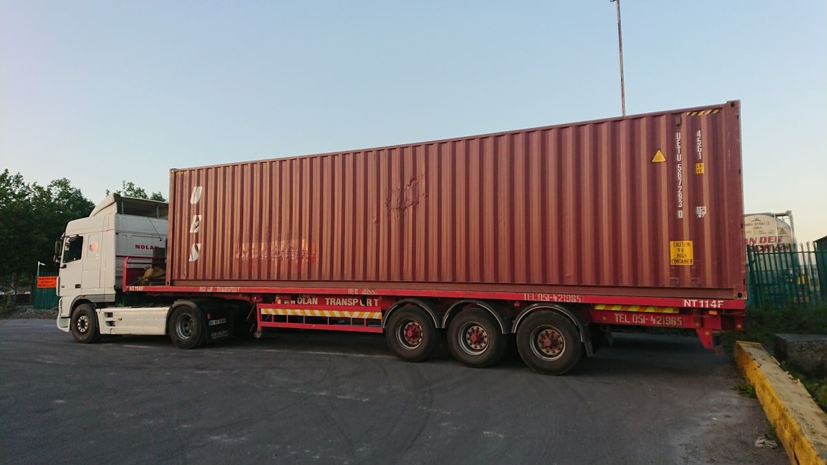 Camião com semi-reboque a transportar um contentor