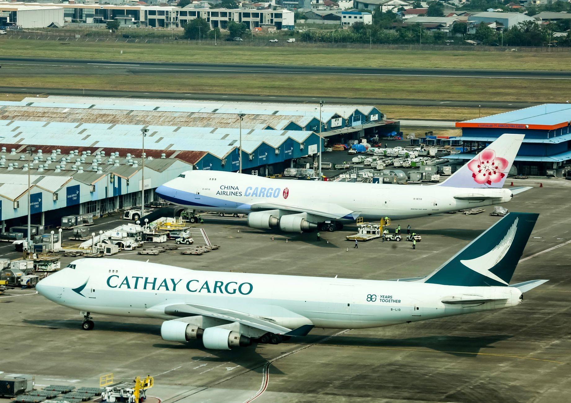 Avions-cargos en opération dans un terminal de fret aérien