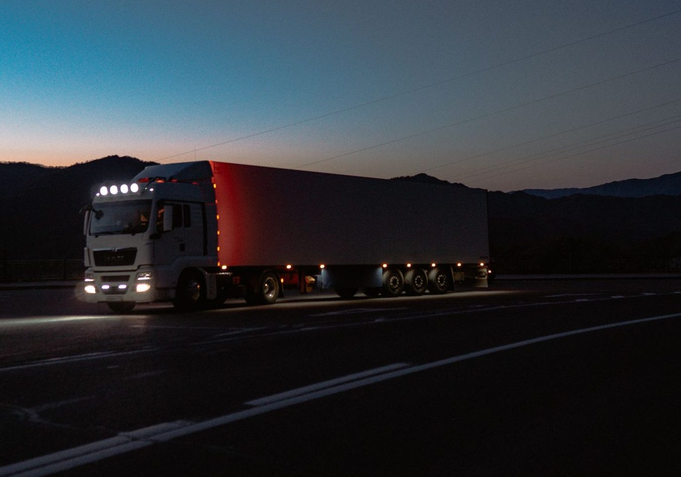 Camion de marchandises en route à la tombée du jour