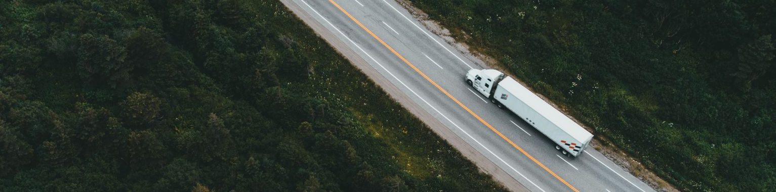 Camion de marchandises sur une route, vu d’en haut