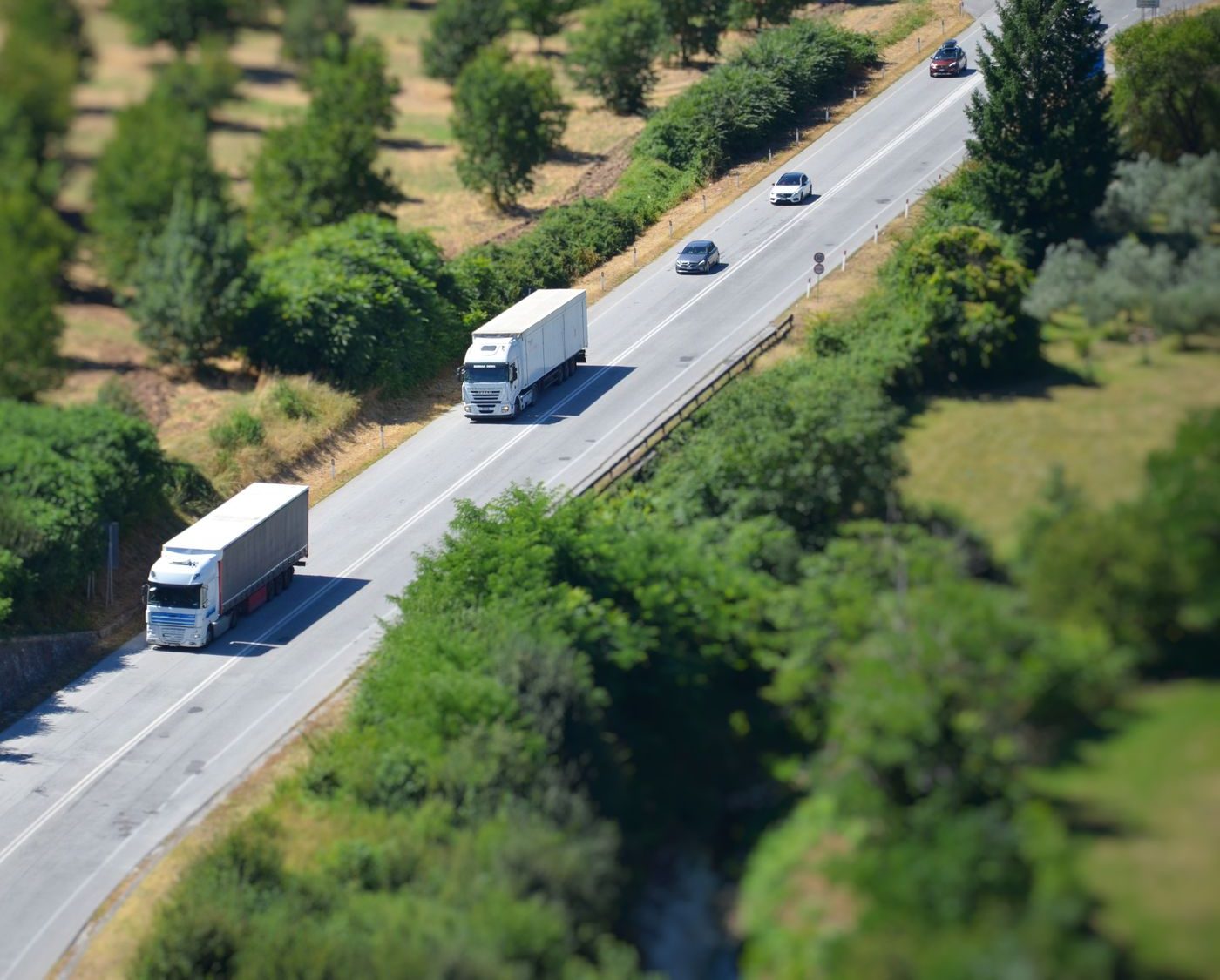 Camions de marchandises en route