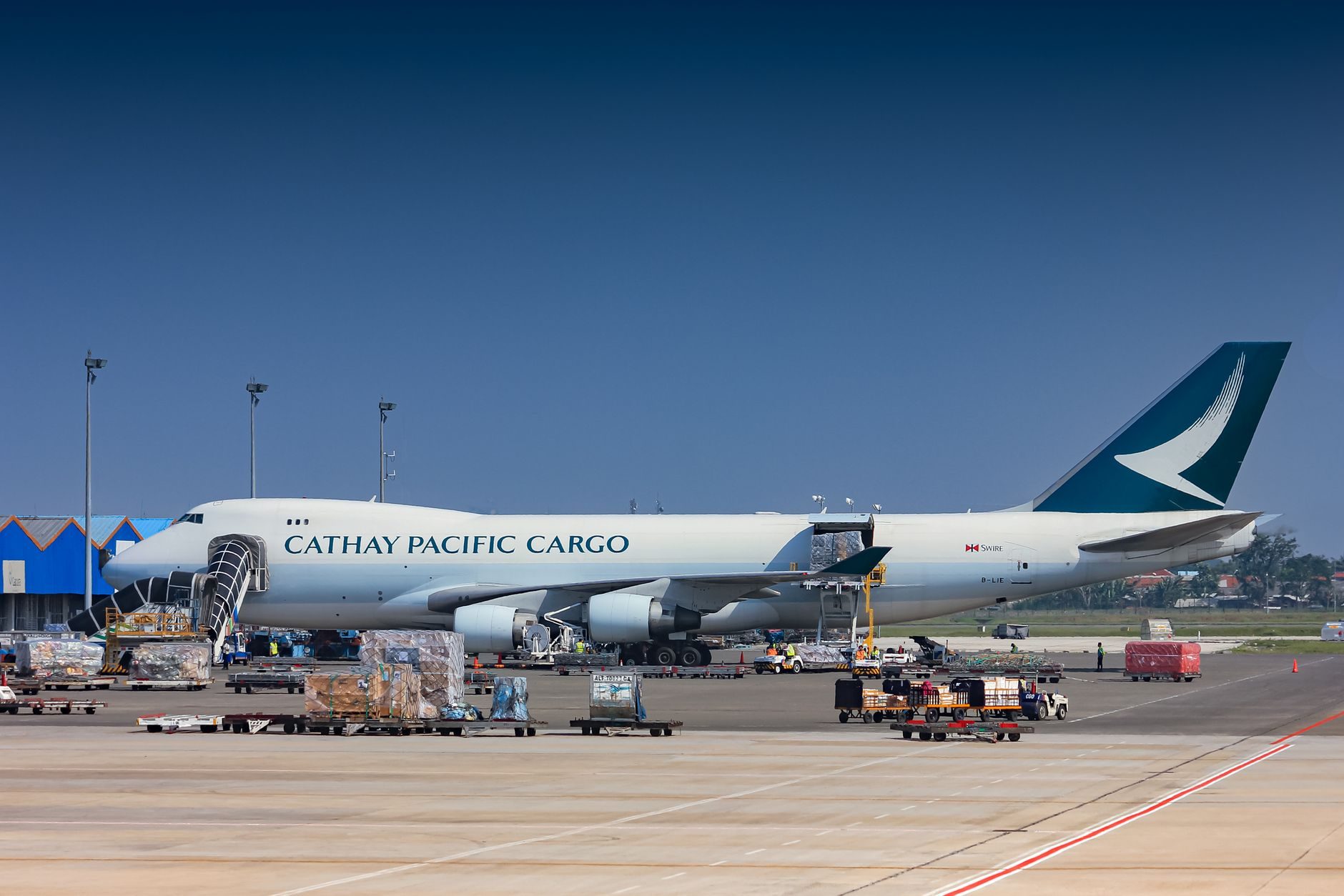 Avião de carga a ser carregado na placa de um aeroporto