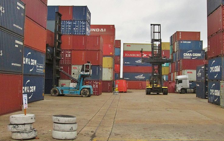 Empilhadores de contentores em manobra num parque