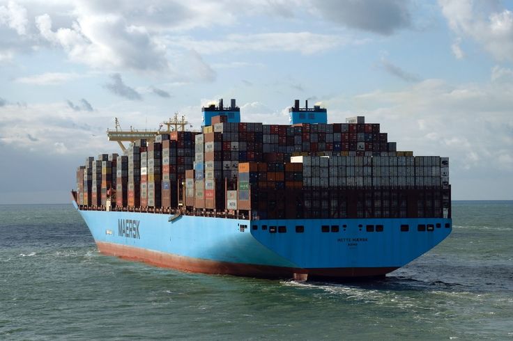 Navio porta-contentores em navegação