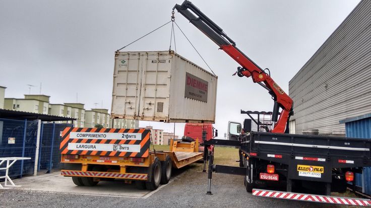 Grua de camião a descarregar um contentor num estaleiro