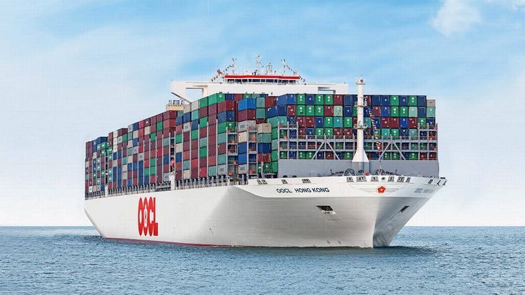 Navio porta-contentores em navegação, carregado de contentores