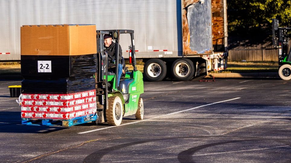 Chariot élévateur déchargeant des palettes d’un camion à destination