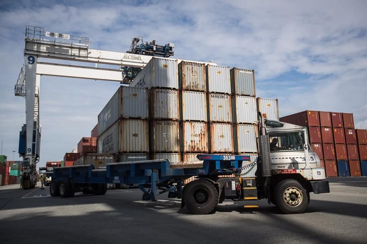 Camião a transportar um contentor num terminal