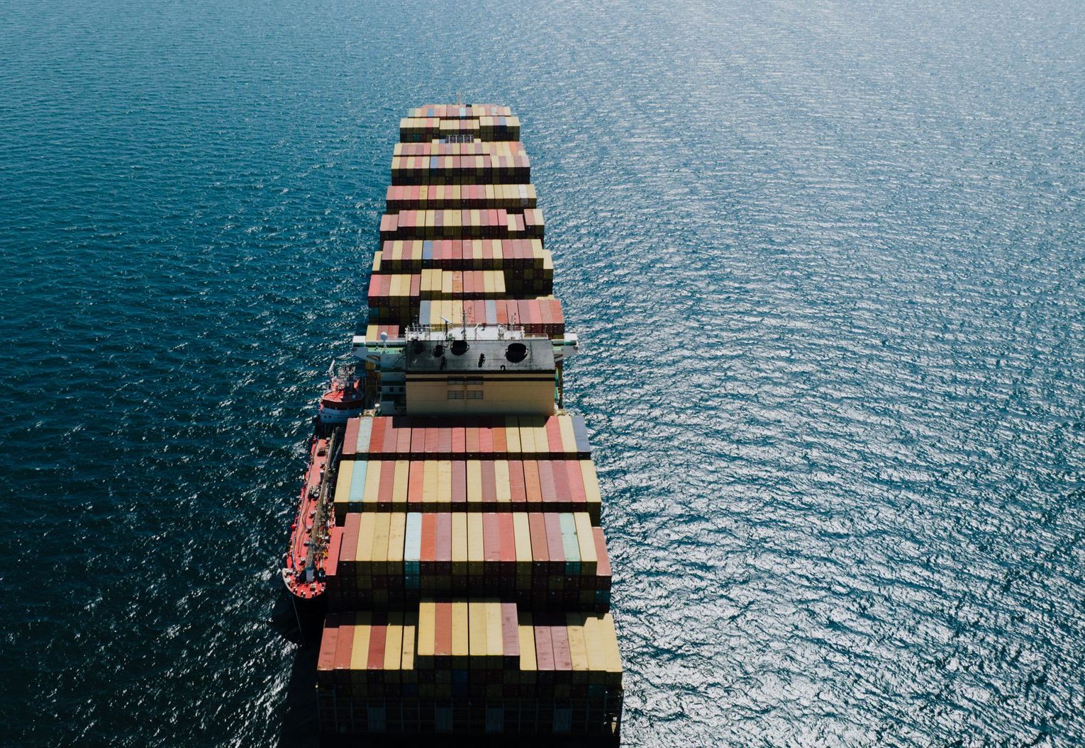 Navio porta-contentores em viagem no mar, visto de cima