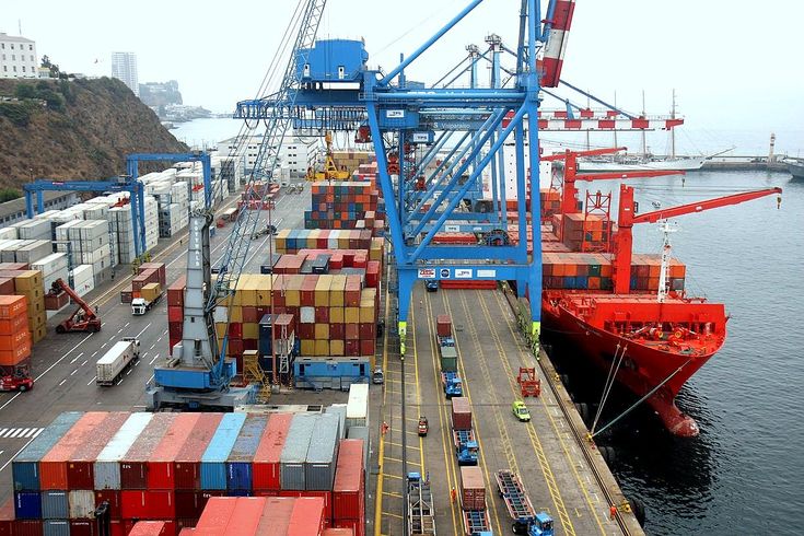 Navio porta-contentores a ser carregado no cais