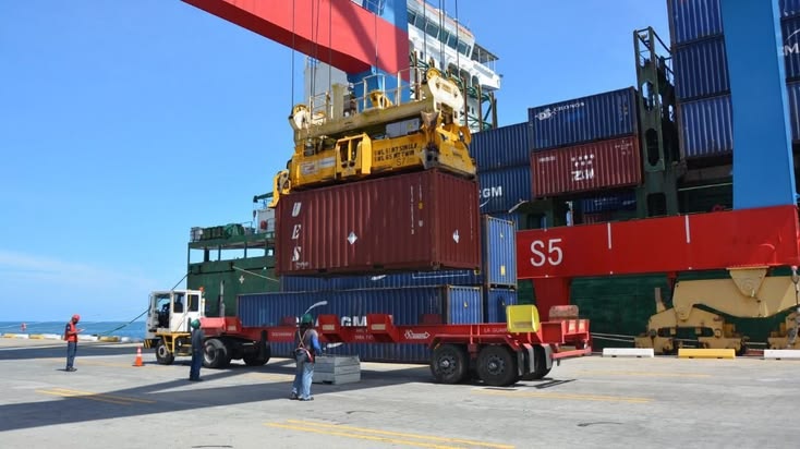 Contentor a ser içado para um camião num terminal portuário