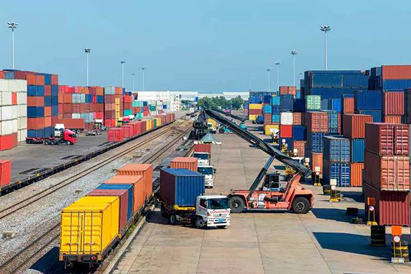 Terminal intermodal com contentores junto a uma linha férrea